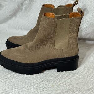 Lucky Brand Chelsea Ankle Boots Bootie 10M Emali Pull On Leather Lug Sole Chunky